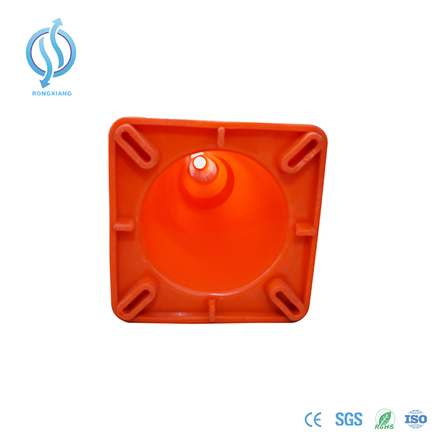 Standardmäßiger orangefarbener Leitkegel für die Verkehrssicherheit